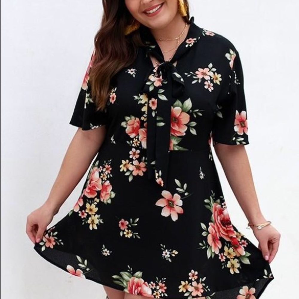 Plus Size Floral Print V Neck Mini Dresses - Picture 3 of 4